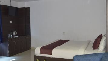 Deluxe Double Room | Desk, laptop workspace, soundproofing, iron/ironing board