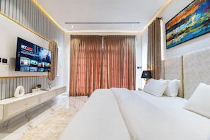 2 bedrooms, iron/ironing board, travel cot, free WiFi - Free Airport Pick-Up | Lift | Fast Wi-Fi | 24/7 Power | Ps5 | Air Hockey | Pool (Lekki)