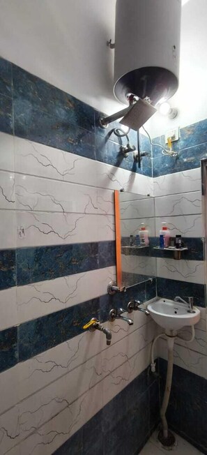 Habitación doble | Baño | Ducha, toallas, jabón y champú