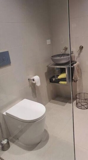 Shower, hair dryer, towels, soap - Queens Arm Hotel built in 1854. The property has been restored and extended. (South Melbourne)