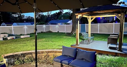 Spacious 5BR w/ Private Fenced Backyard Near Nat'l Harbor, MGM & D.C.