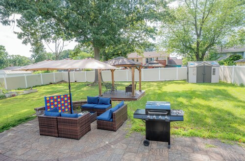 Spacious 5BR w/ Private Fenced Backyard Near Nat'l Harbor, MGM & D.C.
