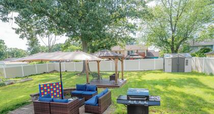 Spacious 5BR w/ Private Fenced Backyard Near Nat'l Harbor, MGM & D.C.