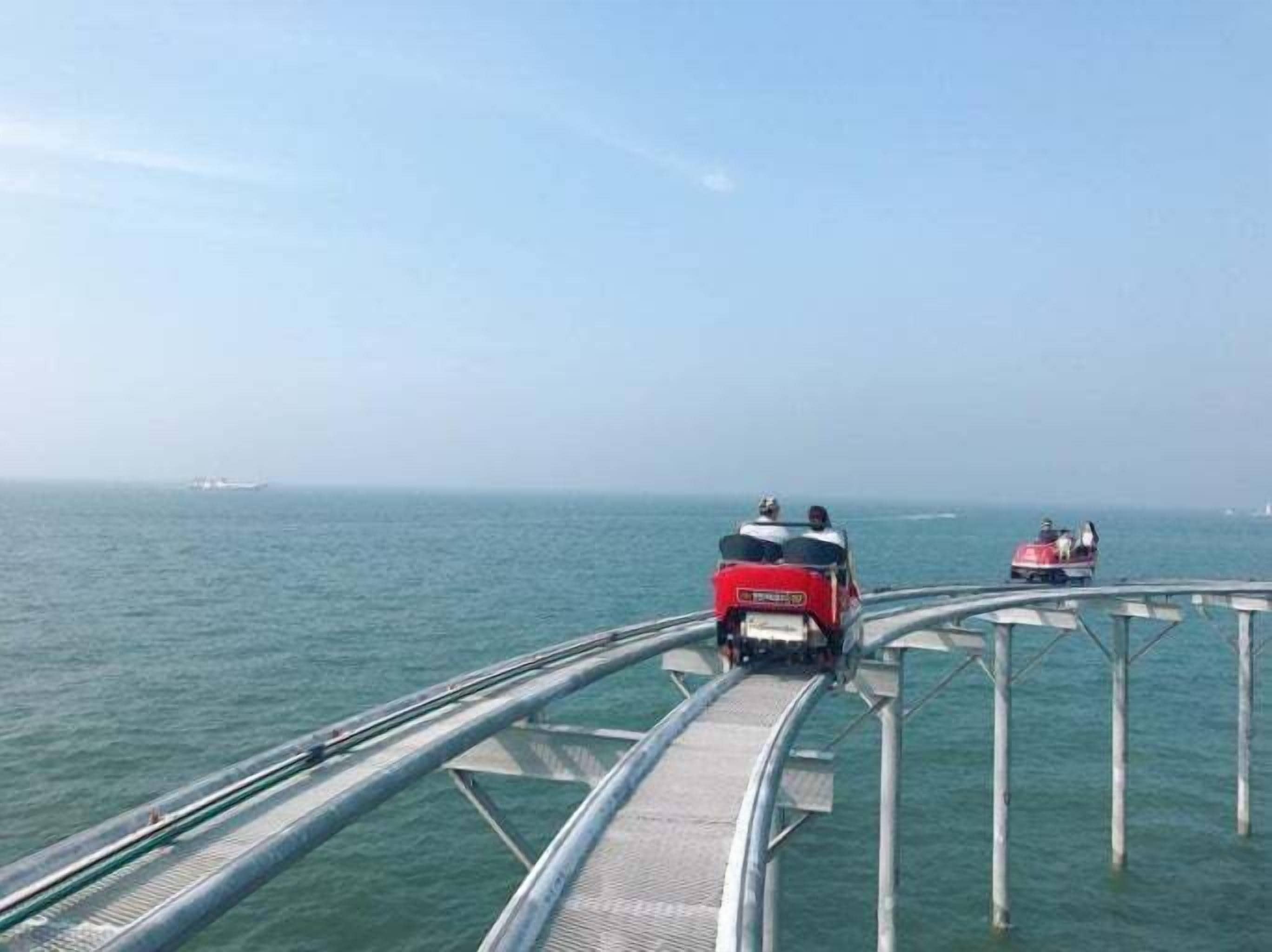 Un puente sobre el agua con vehículos transitando.