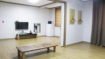 Casa família, para não fumantes, micro-ondas | Cortinas blackout, Wi-Fi de cortesia, roupa de cama