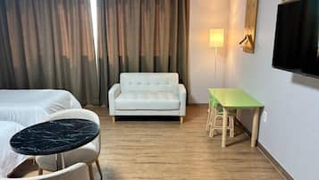 Deluxe Triple Room | Blackout drapes, free WiFi, bed sheets
