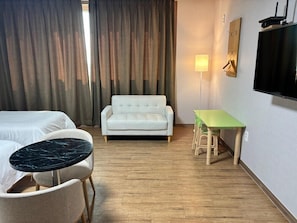Deluxe Triple Room | Blackout drapes, free WiFi, bed sheets