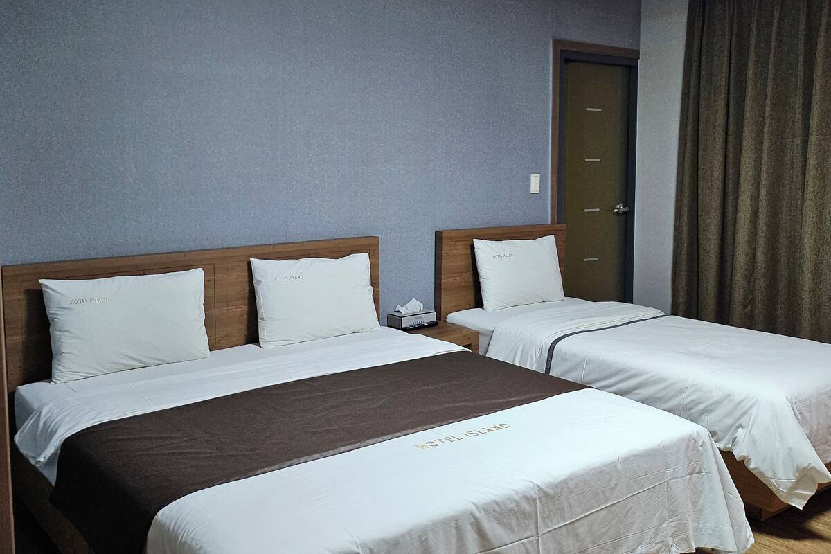Deluxe Triple Room | Blackout drapes, WiFi (free), bed sheets
