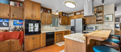 Microondas, horno, placa de cocina y lavavajillas