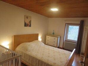 2 Schlafzimmer, Bügeleisen/Bügelbrett