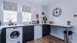 Private kitchen - 25 The Heywoods Newton (Chester)