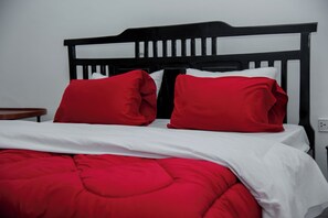 Deluxe kamer, uitzicht op bergen | Een bureau, een laptopwerkplek, een strijkplank/strijkijzer, gratis wifi