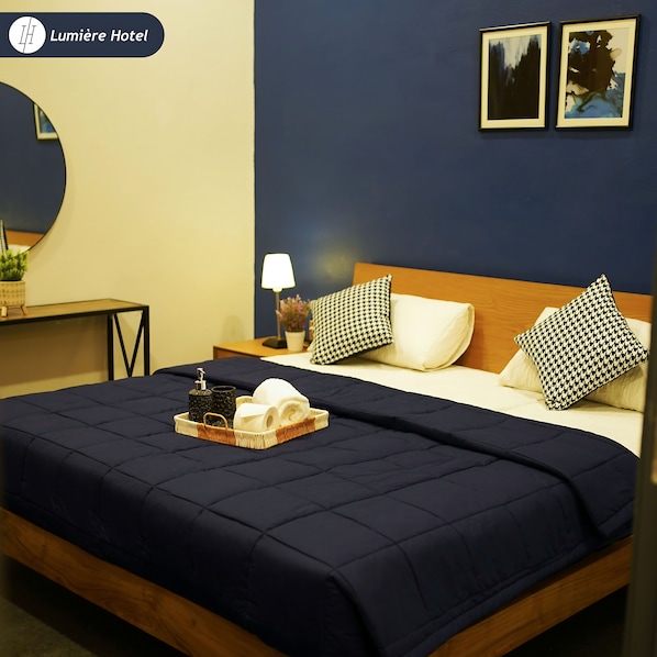 Escritorio, wifi gratis y ropa de cama 