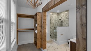 Shower, hair dryer, towels, soap - Downtown, Historic, Newly Renovated (Raleigh)