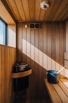 Casa, banheiro privativo (with Sauna, 2nd Floor) | Banheiro | Secador de cabelo, chinelos, toalhas de banho, shampoo