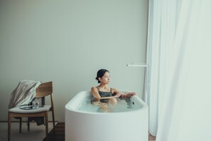 Sèche-cheveux, chaussons, serviettes fournies, shampoing