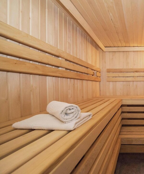 Eine Sauna mit Holzbänken und einem Handtuch.