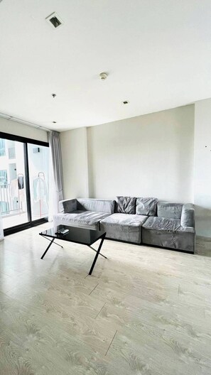 Apartment, 2 Schlafzimmer, barrierefrei, Raucher | Wohnbereich