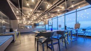 Appartement, 2 chambres, accessible aux personnes à mobilité réduite, fumeur | Bar lounge