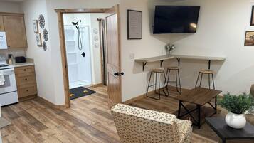 Signature Cabin, 1 King Bed with Sofa bed, Patio, Mountain View | In-room dining