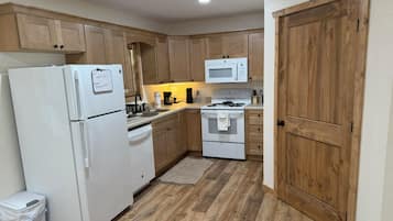 Cabane Signature, 1 très grand lit et 1 canapé-lit, patio, vue montagne | Cuisine privée | Réfrigérateur, micro-ondes, four, plaque de cuisson