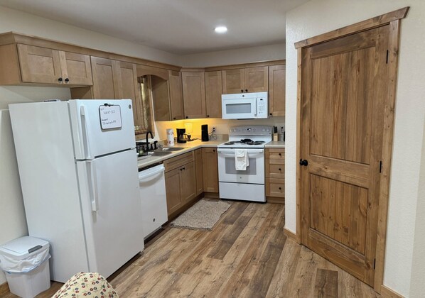 Cabana com design assinado, 1 cama King e sofá-cama, varanda, vista para a montanha | Cozinha privada | Geladeira, micro-ondas, fogão, cooktop