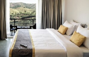 Quarto casal luxo, sacada, vista para a montanha | Wi-Fi de cortesia, roupa de cama