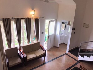 Deluxe Twin Room | Living area