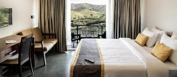 Deluxe Room, Balcony, Mountain View | Soundproofing, free WiFi, bed sheets
