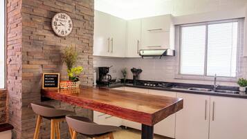 Kühlschrank, Mikrowelle, Herdplatte, Wasserkocher mit Kaffee-/Teezubehör