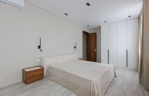 2 bedrooms, iron/ironing board, WiFi