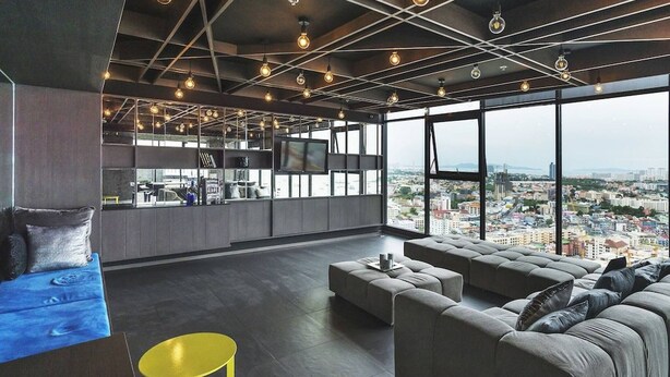 A modern lounge with a sofa, a yellow chair, and a TV. - 2 Bed Room, Spacious Place at Central Pattaya (Pattaya)