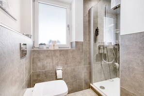 Ducha, secador de pelo y toallas