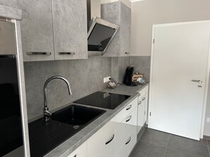 Geladeira, micro-ondas, fogão, cooktop
