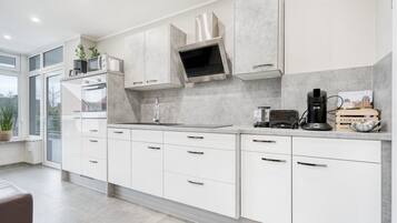 Coffee/tea maker, fridge, microwave, oven
