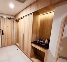 Habitación individual Deluxe, vistas a la ciudad | Escritorio y wifi gratis