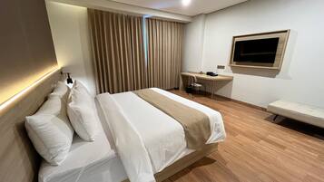 Deluxe Single Room, Bathtub Grab Bars, City View | Desk, free WiFi