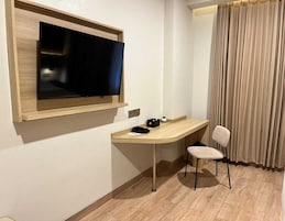 Habitación individual Deluxe, vistas a la ciudad | Escritorio y wifi gratis