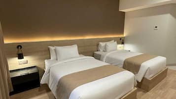 Deluxe Twin Room, City View | Desk, free WiFi