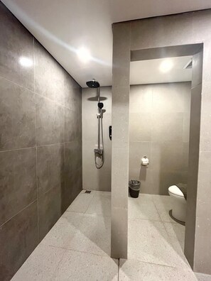Ducha, artículos de higiene personal gratuitos, toallas y jabón