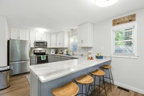 Fridge, microwave, oven, stovetop - The Holiday House w/ Dock  - Close to Clemson! (Townville)