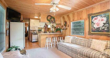 Guesthouse w Lake Access Private Retreat - Historic Highland Rd Home Sweet Home”