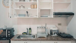 冷蔵庫、電子レンジ、コンロ、調理器具と食器