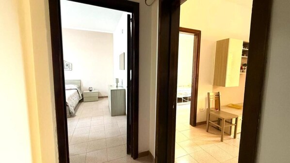 3 habitaciones y tabla de planchar con plancha 