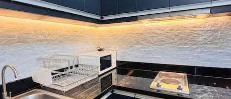 Refrigerador, microondas, placa de cocina