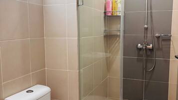Chuveiro, produtos de toalete grátis, secador de cabelo, chinelos