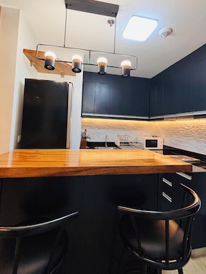 Refrigerador, microondas y parrilla de estufa 