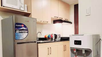 Jääkaappi, mikroaaltouuni, liesi, keittoastiat/astiat/ruokailuvälineet