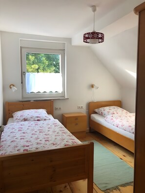 2 bedrooms, WiFi, bed sheets - Apartment 'Rosenbusch 2' with Shared Garden, Balcony and Wi-Fi (Kemmern)