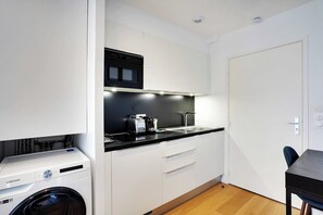 Réfrigérateur, micro-ondes, plaque de cuisson, cafetière/bouilloire